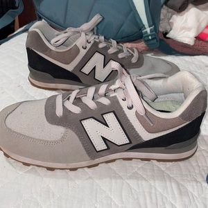 New Balance size boys 7 / women’s 9